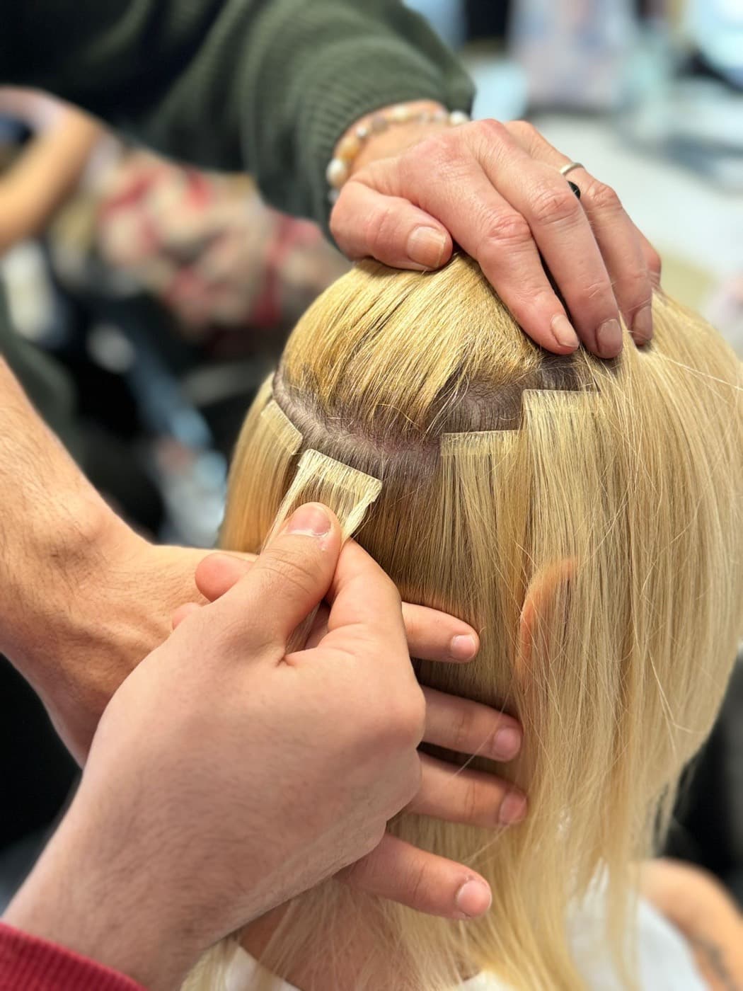 Schonendes Einarbeiten blonder Echthaarsträhnen mit Great Lengths Extensions